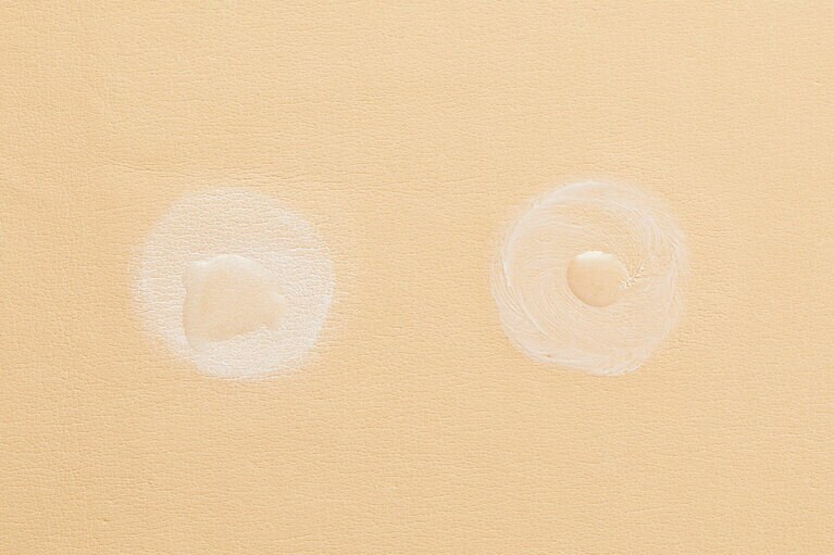 皮脂のテスト。左側は、同社の別の下地で、右がポイントマジック PRO ポアカバー　C。ほとんど広がっていない。