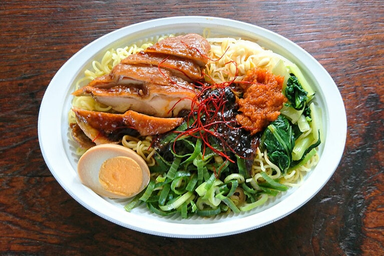 成城石井自家製 シンガポール風ソイソースチキンヌードル 699円。