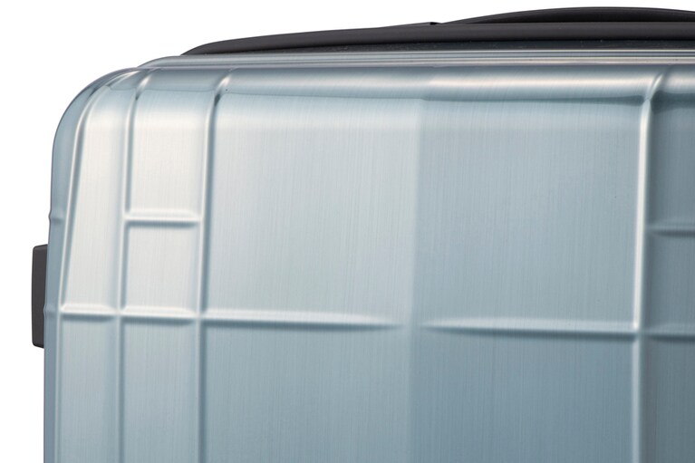 メタリックな質感を再現したボディシェル。凸型リブデザインは、表面に傷がつきにくくする効果も。