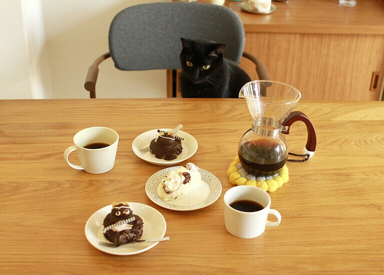 ネロ ♂ 4歳。我が家は4匹のにゃんこと暮らしておりこちらの写真は末っ子のネロくんです。4カ月ぐらいの頃、保護したのですが一番のおしゃべりさん。名前を呼ぶと「にゃっ」とお返事してくれ、ごはん前はたかり屋のように「な～な～」とさいそくしてくるのがかわいいです。人が食べているものも気になるようで、タヌキケーキに興味深々。気がついたらひとり着席して「この子誰にゃん？」とでも言いたげな顔でしげしげと見ていました（よっちゃんさん）