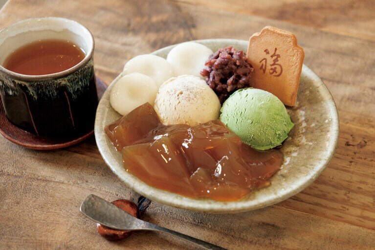 名物・赤鬼ほうじ茶を使ったゼリーをはじめ福知山名物を盛り込んだ和風パフェ「ふくちやまぱふぇ」869円。ハーフサイズは660円。