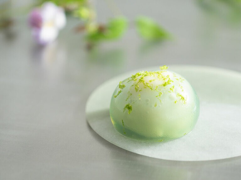 加藤峰子さん開発「薄明（はくめい）｜マスカットの草露錦玉（そうろきんぎょく）」／1,500円。