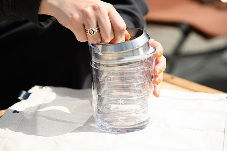 茶漉しが一体化した蓋とポット本体、ポット内に収納できる湯呑み（2つ付き）のシンプルな構造のティーポットセット。耐熱100度。お茶だけでなく、紅茶やコーヒー、カクテルなども楽しめる。収納ケースはランチョンマットとして使用可能。1万5,400円。