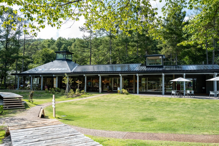 「エマズ フード＆グロッサリー」。ホットドッグカフェが併設されています。