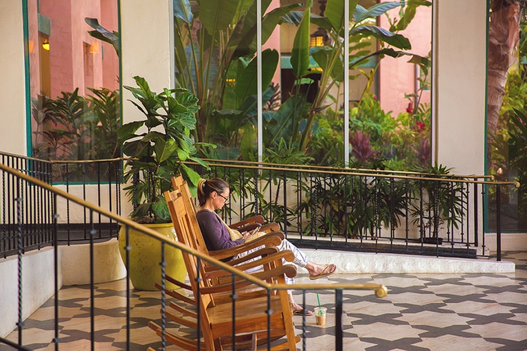 さわやかな風が通り抜ける中庭に面したシート。