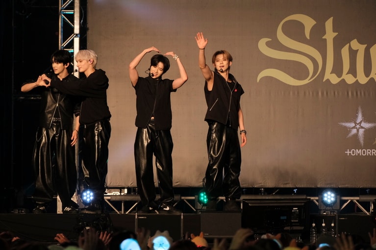 TOMORROW X TOGETHER。