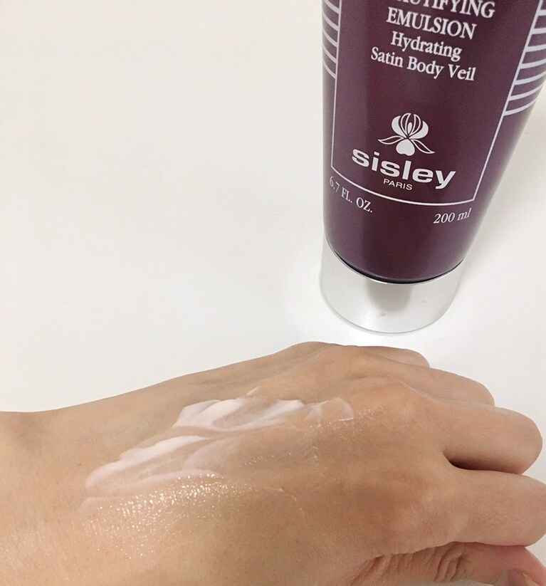 伸ばすとすぐに液状に。写真手前側が伸ばした状態です。