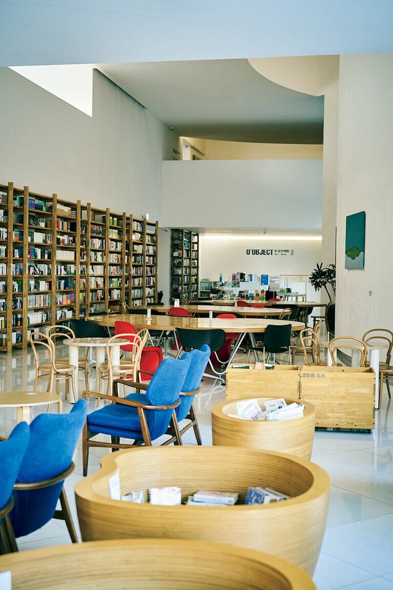 図書館のように壁一面に並ぶ本は販売用。