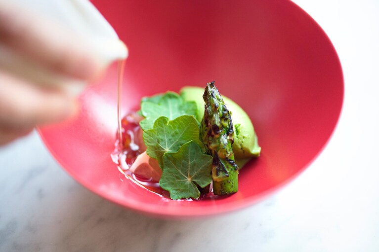 「ボタン海老・グリーンアスパラ・苺」。13,000円のコースから。