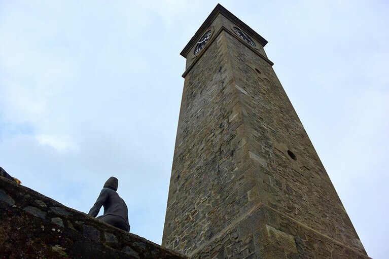 旧市街のアイコン的存在、時計台。砦の上に立っています。