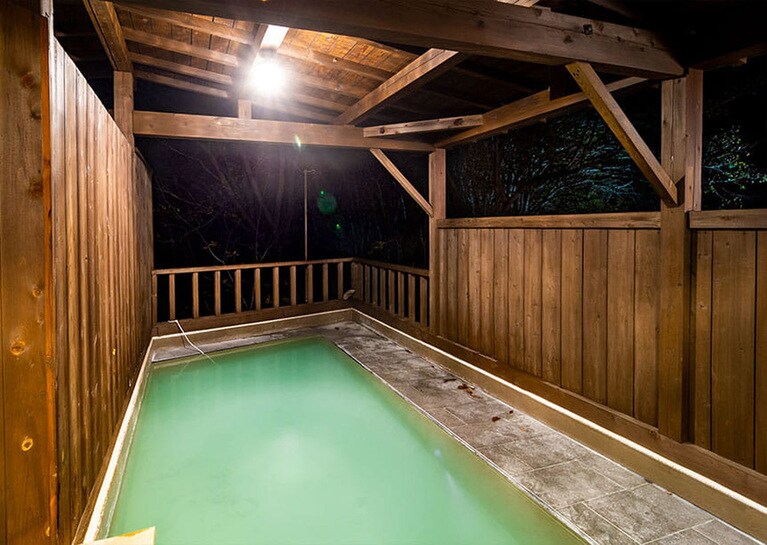 沼尻高原ロッジ［福島／猪苗代沼尻温泉］大浴場露天風呂。