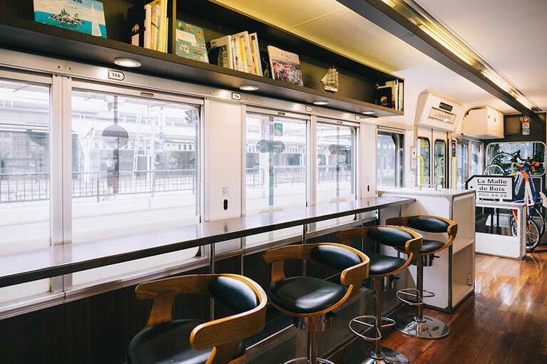 窓側向きのカウンター席も設けられている。窓上部の書籍は旅や瀬戸内に関するもの。