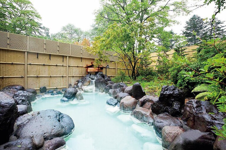 露天岩風呂は、奥日光随一の規模を誇る。