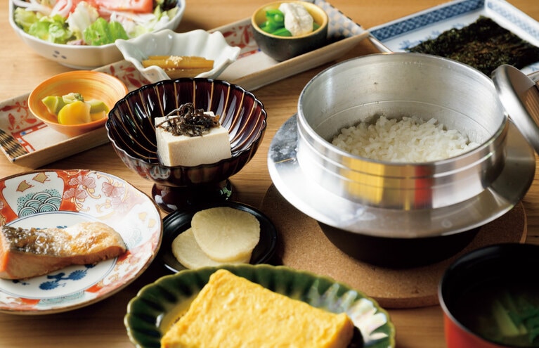 「羽釜炊きごはん膳」2,800円。羽釜で炊く自家米コシヒカリと自家栽培の無農薬野菜、自家製味噌に漬物、佐渡の豆腐を使用した贅沢なごはん膳。