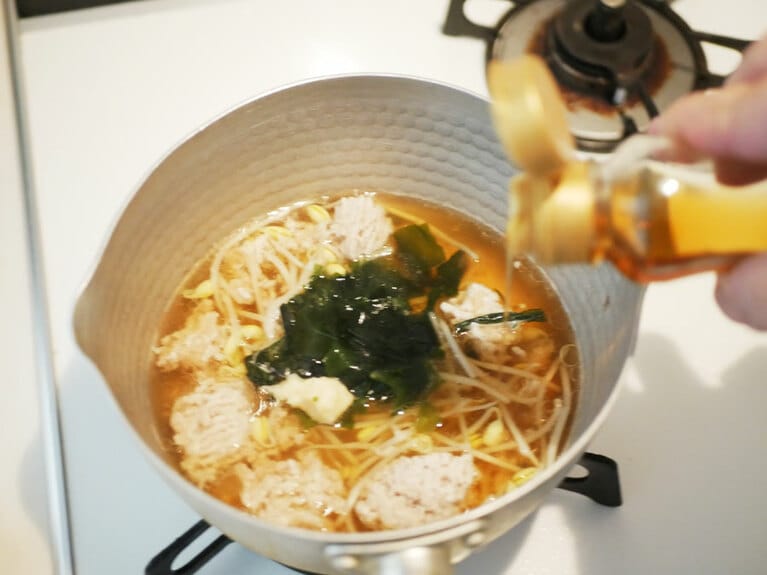 (6) 鍋にワカメ、おろしショウガ、ごま油を入れて、さっくり混ぜる。器に盛り、食べる直前にコショウをふる。