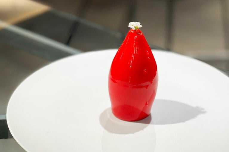 【RAU】「Bin 赤」はアールグレイのムースに野ばらの実やトマト、野イチゴを合わせて。