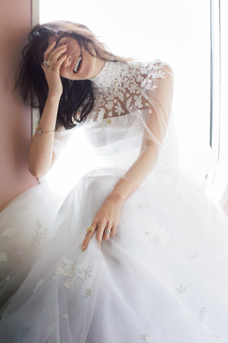 〈左手・薬指先から〉「ルーチェ」エンゲージリング（PT× センターDIA0.15ct～） 228,800円～　「ヴェラモーレ」マリッジリング（PT×DIA） 203,500円　〈人差し指〉「マルゲリータ」リング（YG×DIA X CITRINE） 985,600円　〈右手・人差し指〉「ルーチェ」エタニティ（WG×DIA） 547,800円　〈中指〉 「マルゲリータ」リング（YG×DIA X シトリン） 458,700円　（WG×DIA） 804,100円、 ブレスレット（WG×DIA） 583,000円、（YG×DIA X シトリン） 514,800円、 ピアス（YG×DIA X シトリン） 891,000円、 ネックレス（YG×DIA X シトリン） 722,700円／すべてダミアーニ（ダミアーニ 銀座タワー） ドレス 561,000円（レンタル価格）／ピーター・ラングナー（ミラー ミラー 丸の内）