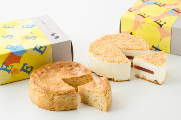 【滋賀県】チーズケーキ。左から：つぶつぶ米糀チーズケーキ 1,500円、ふわふわレアチーズケーキ 1,600円／湖のスコーレ