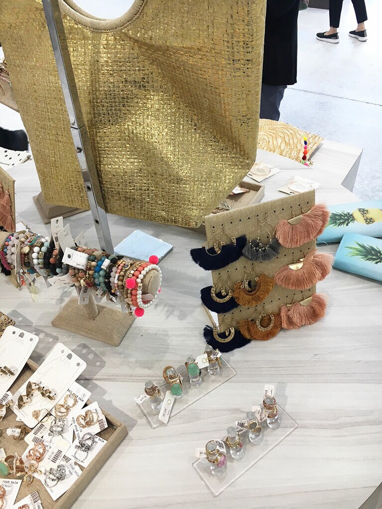 くばり土産にプチプラアクセをぜひ。