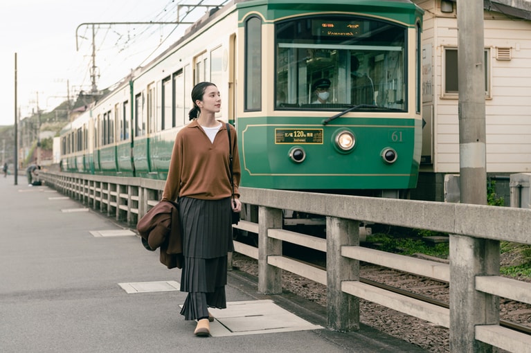 最後に江ノ電を見納め。旅の余韻に浸りたいから、もう少し歩きながら帰ろう。