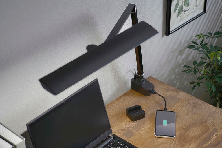 リモコンがスマホスタンド、アーム下部にはUSB端子がついている。