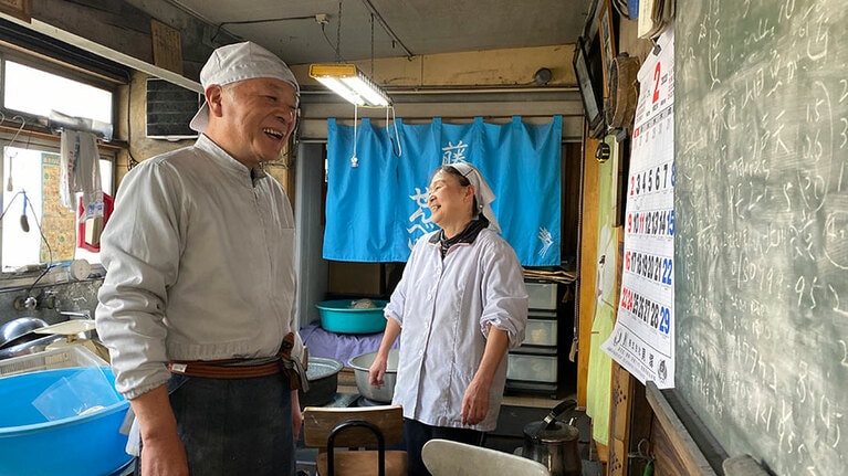 2代目店主の藤原秀俊さん、恵子さんご夫婦。地元の人は基本的にシャイ。©伊藤由起