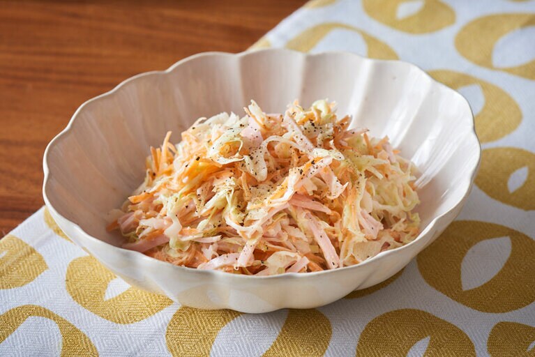 味見すすむコールスロー。
