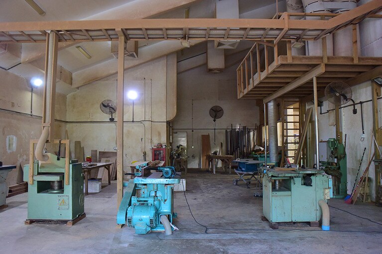 島内の工房で家具の修理も行います。バックヤードを見学するツアーでは、リゾートの裏側がわかります。