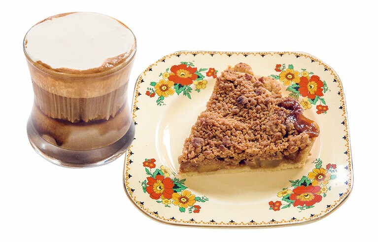 【現像所(ヒョンサンソ)】左から：エスプレッソと塩味のクリームが好相性「シーソルトクリームショートラテ」7,000ウォン、手作りのやさしい甘さ「自家製アップルパイ」7,000ウォン