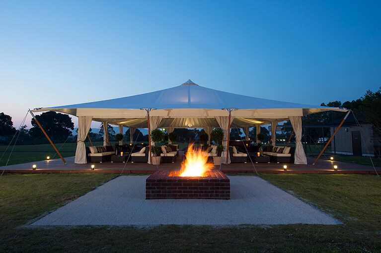 NEMU RESORT［三重／奥志摩温泉］アウトドアダイニング「里山ラウンジ」。