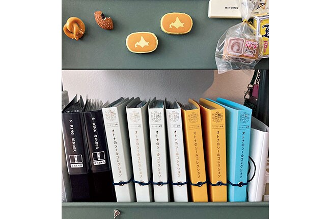 ワゴンの2段目はシール専用のファイルを。