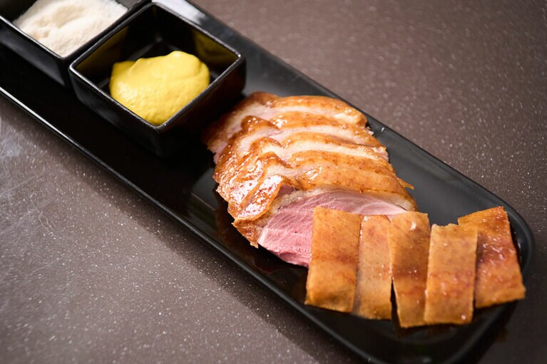 厚切りした肉の部位は白砂糖や辛子をつけていただく。