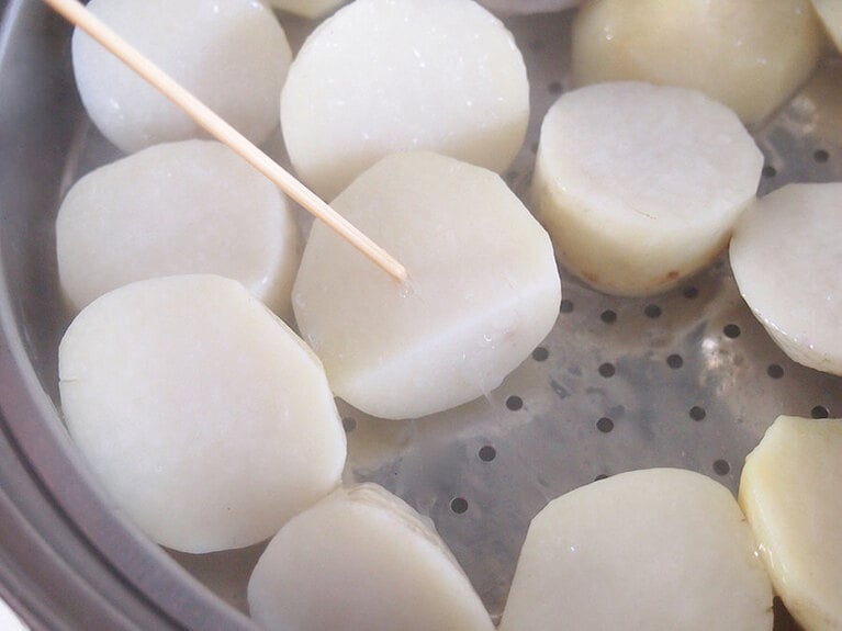 (3) 里芋は15分ほど蒸して、串が刺さる程度になったら火から下ろします。※里芋は茹でたり、レンジを使ったりして柔らかくしても大丈夫です。