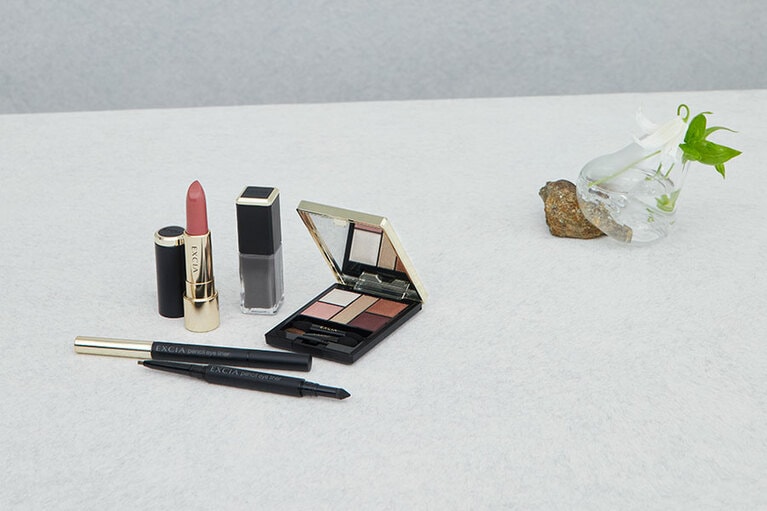 左から時計回りに：ベルベットのような光沢が唇の曲線を引き立てる。エクシア ルージュ ルフレ 5色(RS501)各4,950円、爪にガラスのようなツヤと美しい発色。エクシア ヴェルニ 7色(05) 各2,750円、目もとに繊細な立体感を作りだす、5色アイカラーパレット。エクシア アイカラー カンテット 3種(03) 各6,600円、やわらかくクリーミィなタッチで深みのある色とソフトマットな質感のラインを自在に。エクシア ペンシル アイライナー 5色(GD80) 各4,400円［カートリッジ 2,200円＋ホルダー 2,200円］。
※すべてアルビオン　2021年9月18日(土)発売。
※( )内は写真掲載色の色番号です。
※小物はすべてスタイリスト私物。