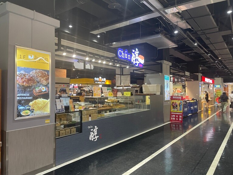 お店は、館内1Fのフードコートに隣接した場所にあります。