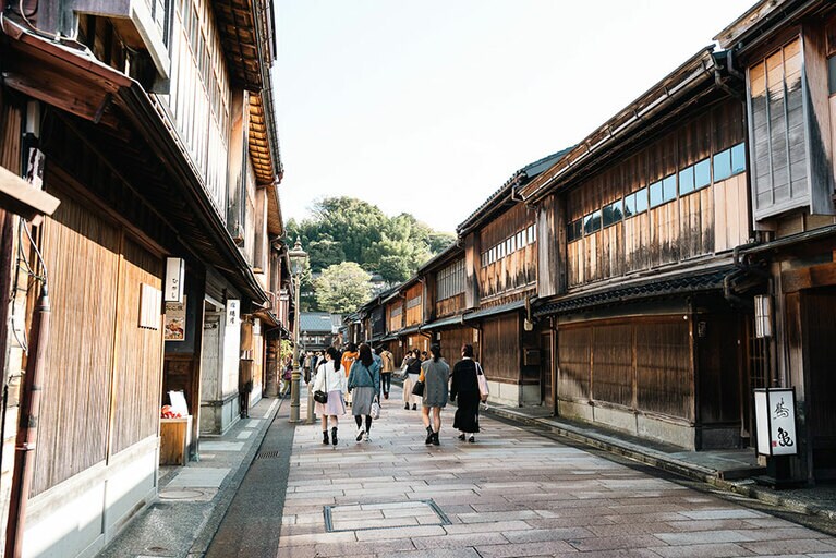 「ザ ホテル山楽 金沢」から観光名所のひがし茶屋街までは徒歩で約12分。