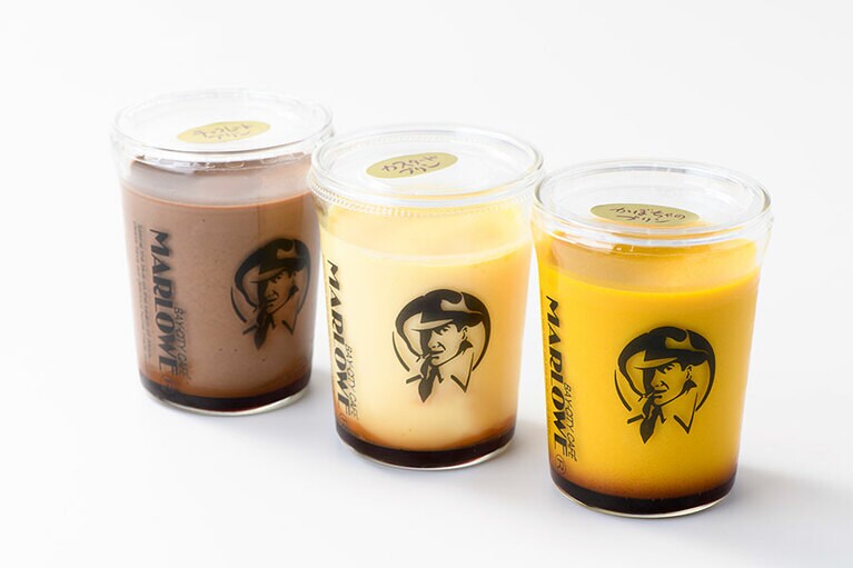 【神奈川】カフェ＆レストラン マーロウ本店の「ビーカー入り手作り焼きプリン」(各約200g)。左から：チョコレートプリン 750円、カスタードプリン 650円、かぼちゃプリン 750円。