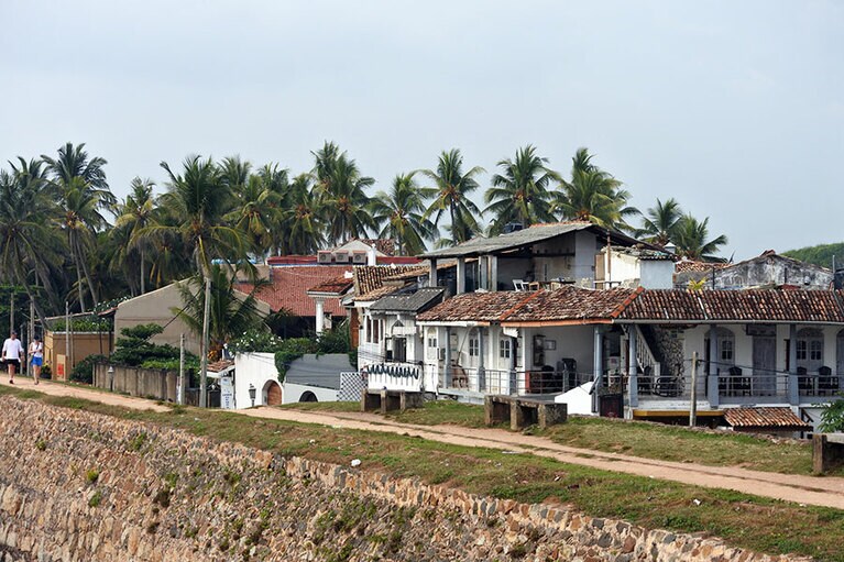 砦の上は歩くことができます。がっしりとした砦に守られた旧市街。