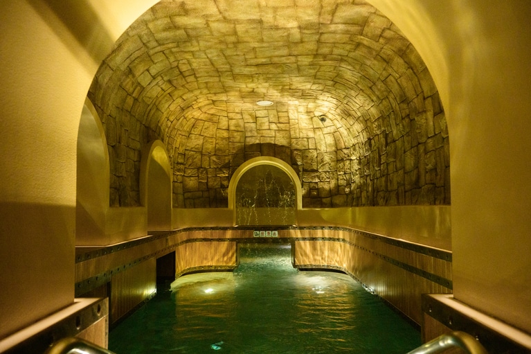 重厚なアーチと温かな照明に包まれて、静かな癒やしの時間を堪能できるスパ。一度入ったらきっと、時間を忘れて長居してしまうはず。