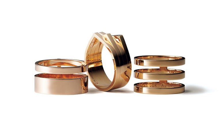 「ベルベル」リング〈右〉(PG) 281,600円、〈左〉(PG) 281,600円、「アンティフェール」リング〈中〉(PG) 344,300円／レポシ(レポシ日本橋三越本店)