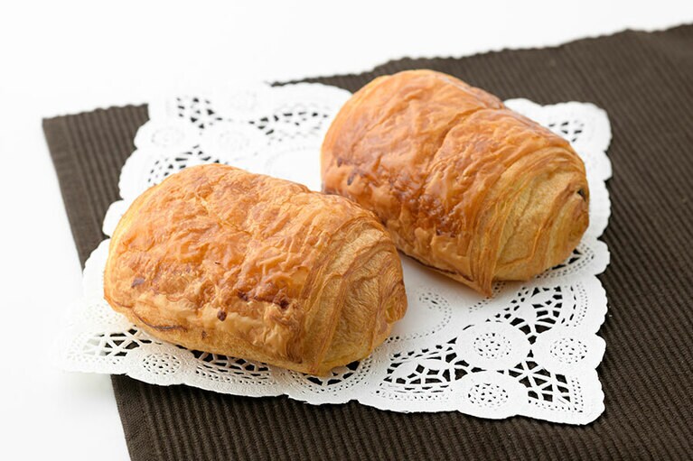 パン オ ショコラ 各240円。