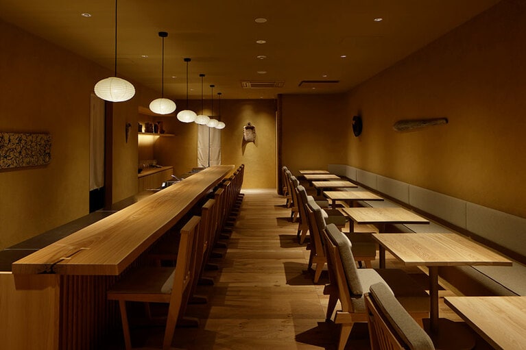 店名の「そらしお」は金沢の青い空と沿岸部の海の景色に由来し、朝食時は「空潮」、夕食時は「空汐」の名で営業している。(photo：志摩大輔)