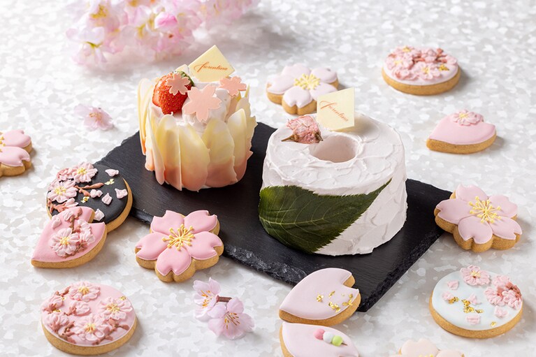 淡く上品な桜色がかわいらしいスイーツとブレッドは、約1カ月限定のお楽しみ。