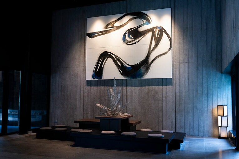 正面左側には、谷關を蛇行する川を表現した酒井祐二さんの「蛇行する川」。