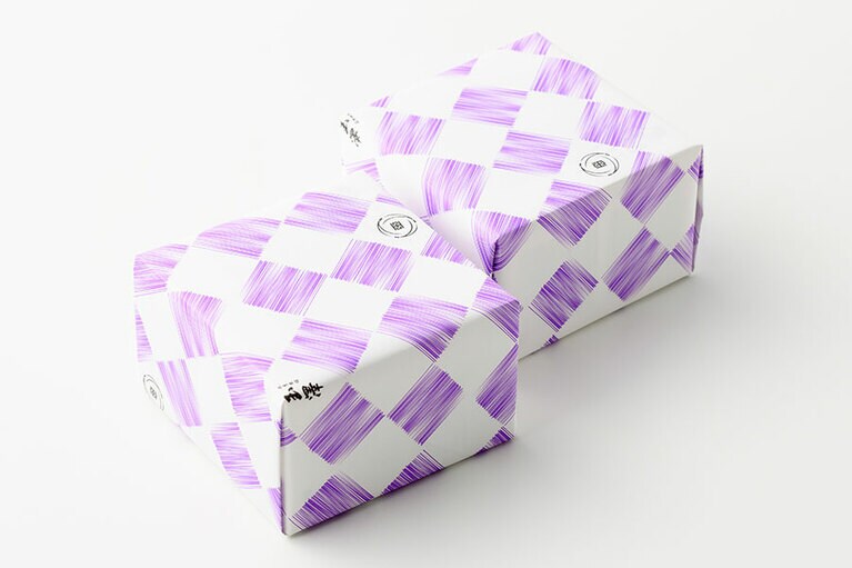 九重本舗玉澤「霜ばしら」2,916円 (40g)。品のよい包装紙がギフトにも嬉しい／宮城県