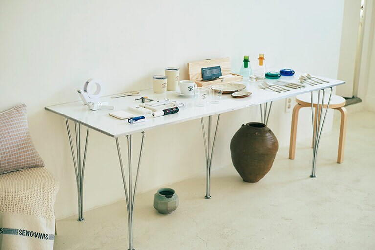 文房具やキャンドル、クッションなども揃う。