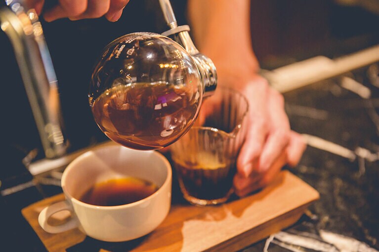 古くからの喫茶店と同じようにサイフォンで淹れてもらえるのが嬉しい。