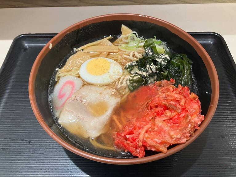 醤油ラーメン＋紅生姜天（合計710円）。紅生姜天はラーメンスープを際立たせる