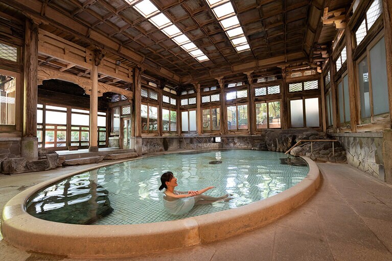 格天井を取り入れた桃山風呂。洗い場は笠間の稲田石（バスタオルは撮影のため使用）。