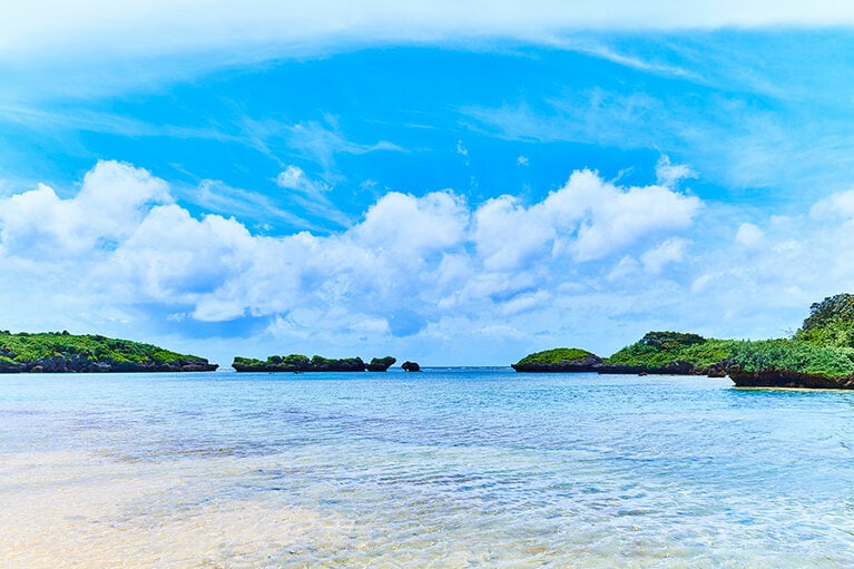 星の砂の浜の美しい海。
